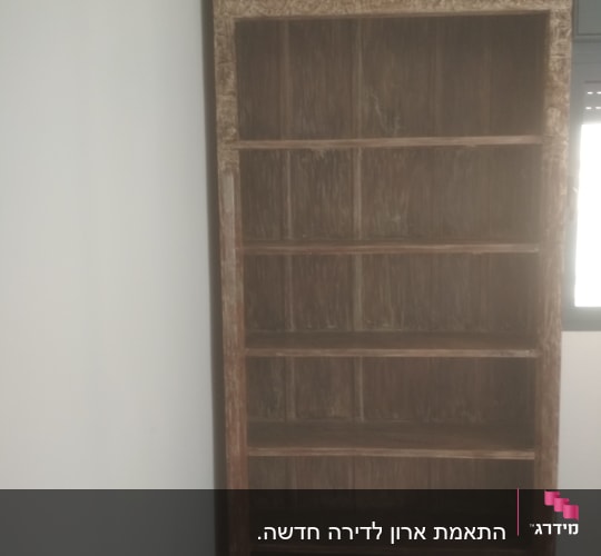ארון עץ עם מדפים בעבודת נגרות